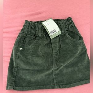 Brand new! H&M dark green toddler skirt. Size 4-5T